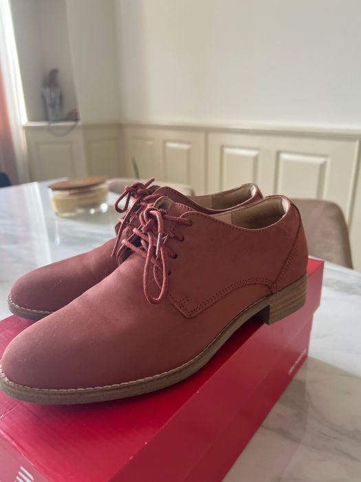 Обувки от естествен велур Clarks