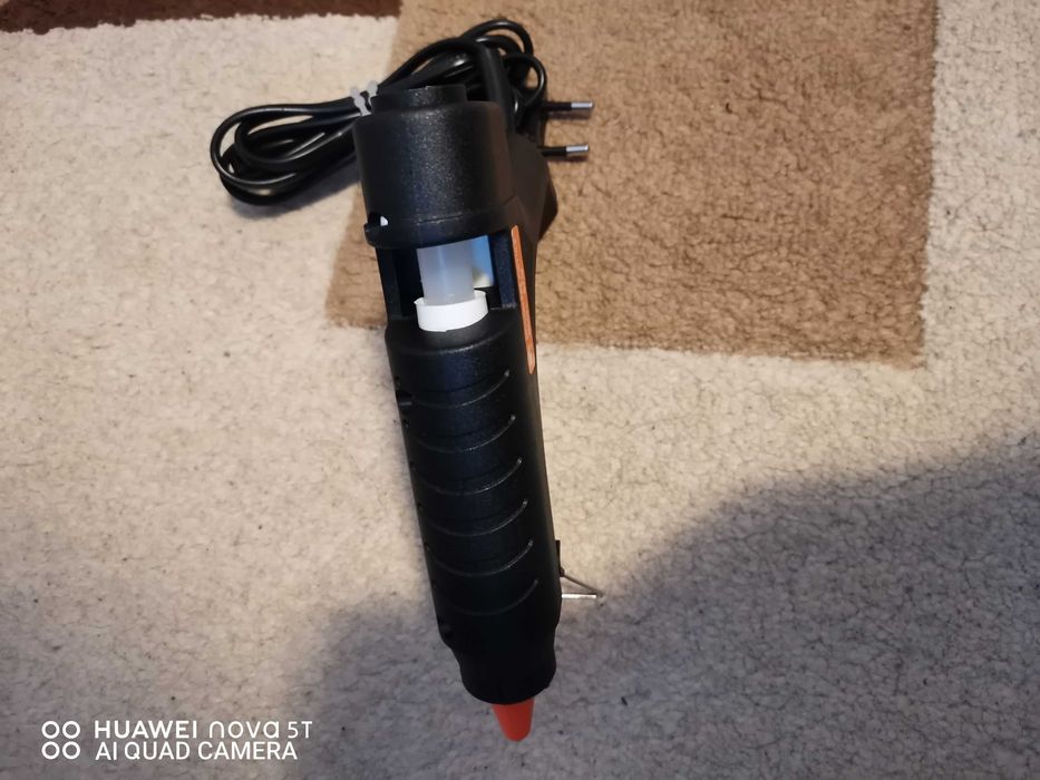 pistol lipit cu tub de silicon