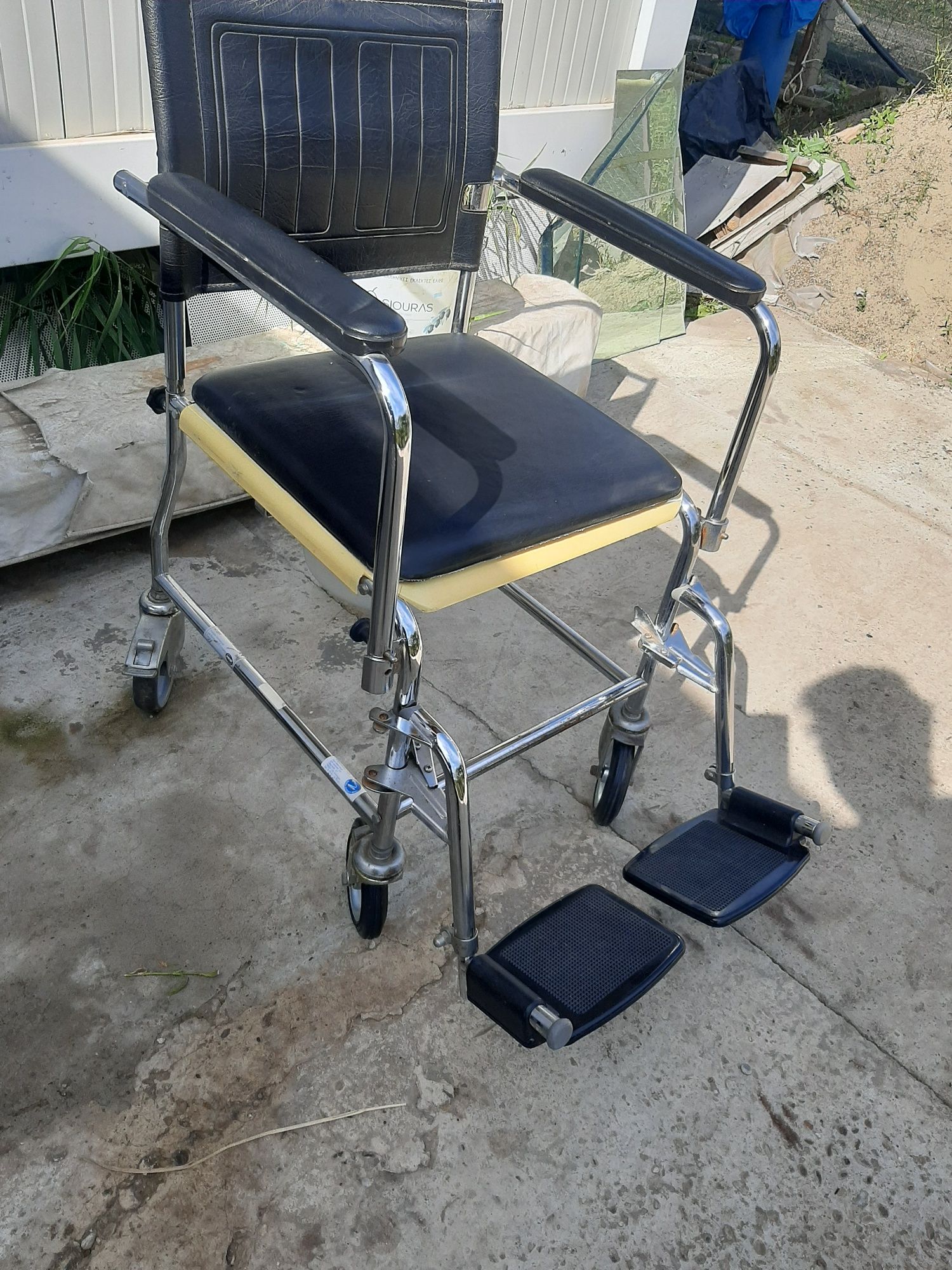 Scaun mobil /wc pentru persoane cu deficienta