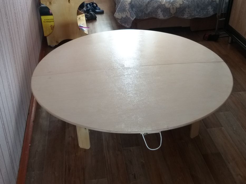 Стол круглый складной.