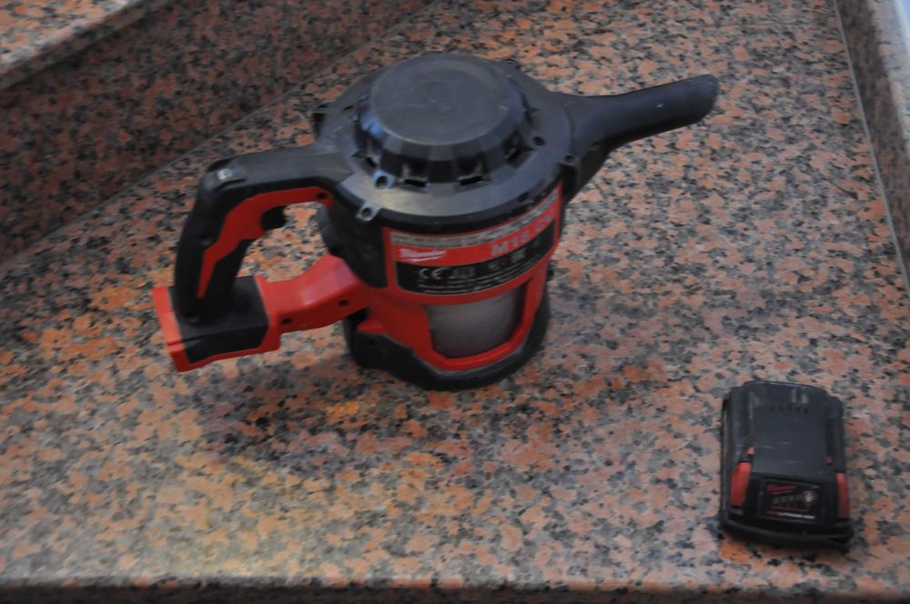 aspirator  Milwaukee cu acumulator m18