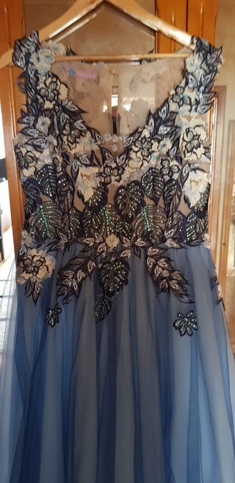 Vand rochie pentru ocazii superba,lucrata manual