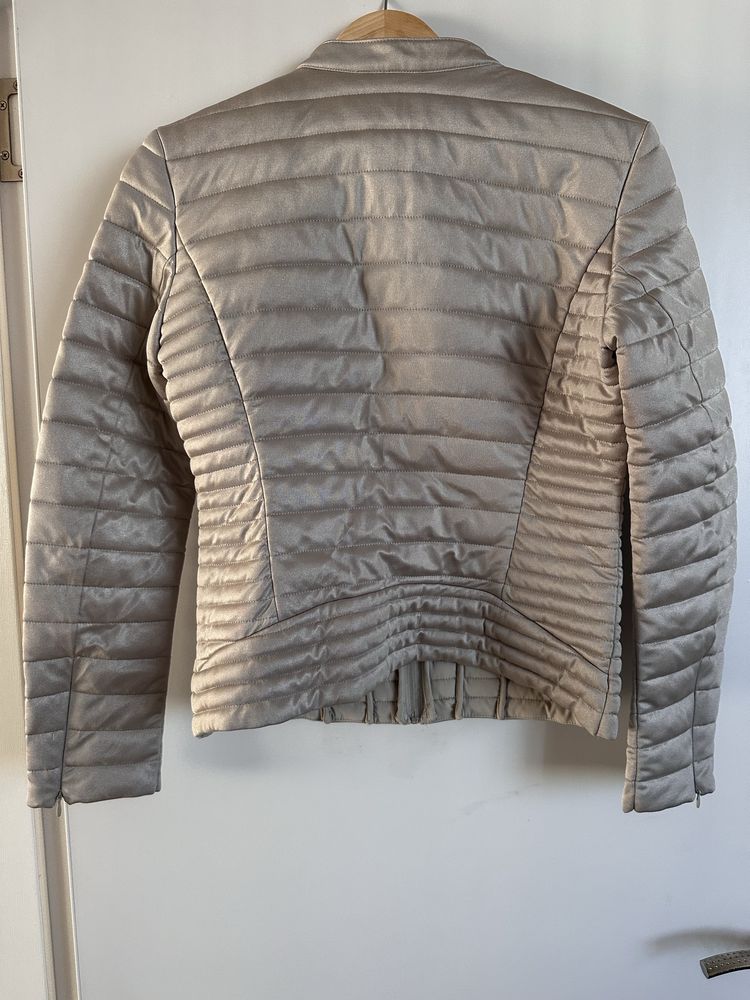 Отлично есенно яке Guess M - сребристо