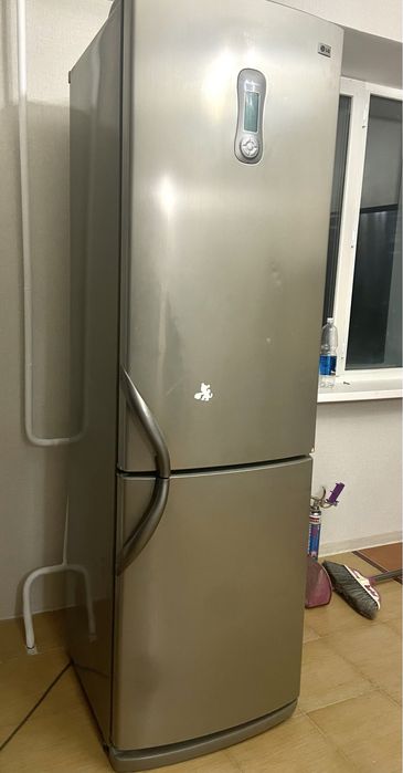 Холодильник LG .