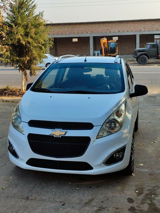 Spark sotiladi kraskasi pachti toza 2 ta kichkina petno bor