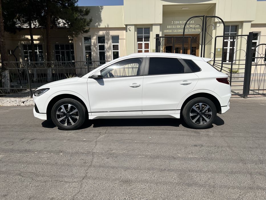 BYD E2 yili 2023 sotiladi.