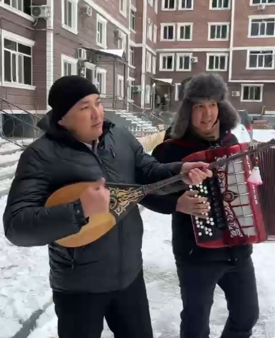 Домбыра мен баян гитара