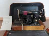 Старая швейная машинка