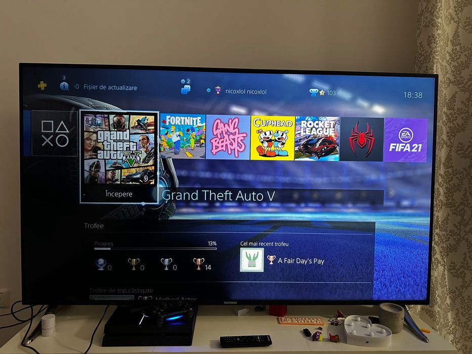 Consola pS4 cu doua joystik-uri