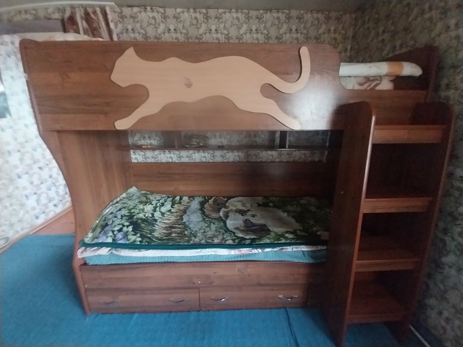 Двух этажная, детская кровать
