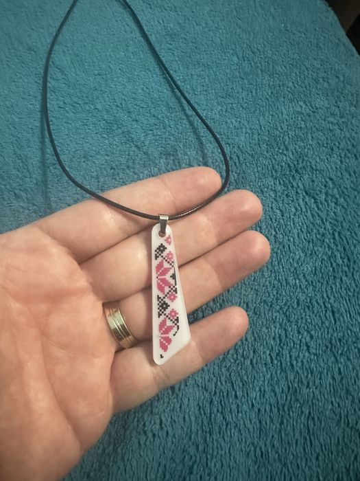 Pandantiv traditional din rasina Uv, fir cerat 40cm