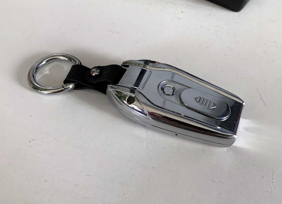 Brichetă electronică BMW cu logo iluminat LED și breloc USB