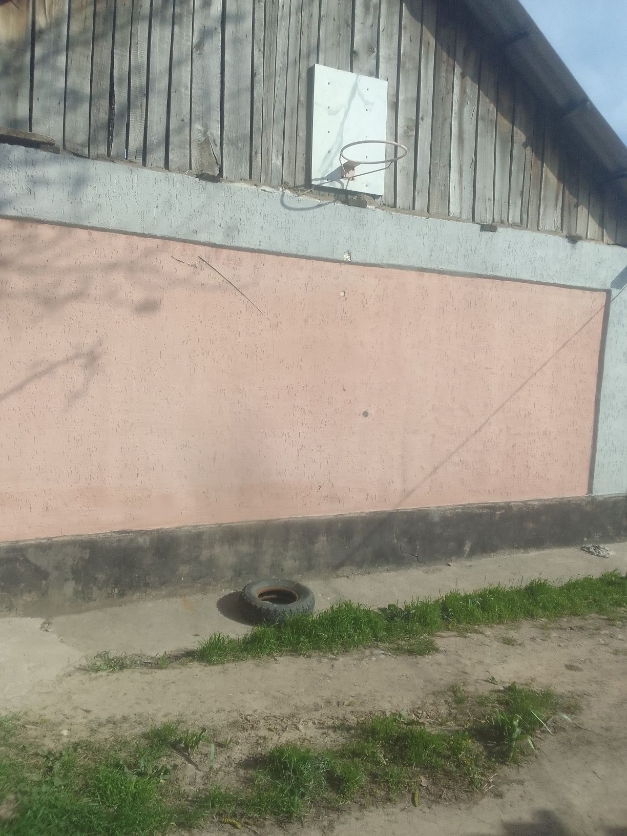 Дом в среднем дачьном состоянии .