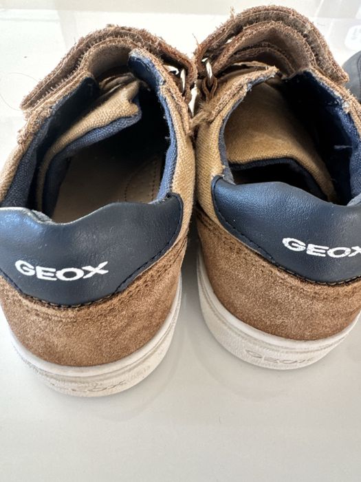 Затворени кожени обувки GEOX 27 номер