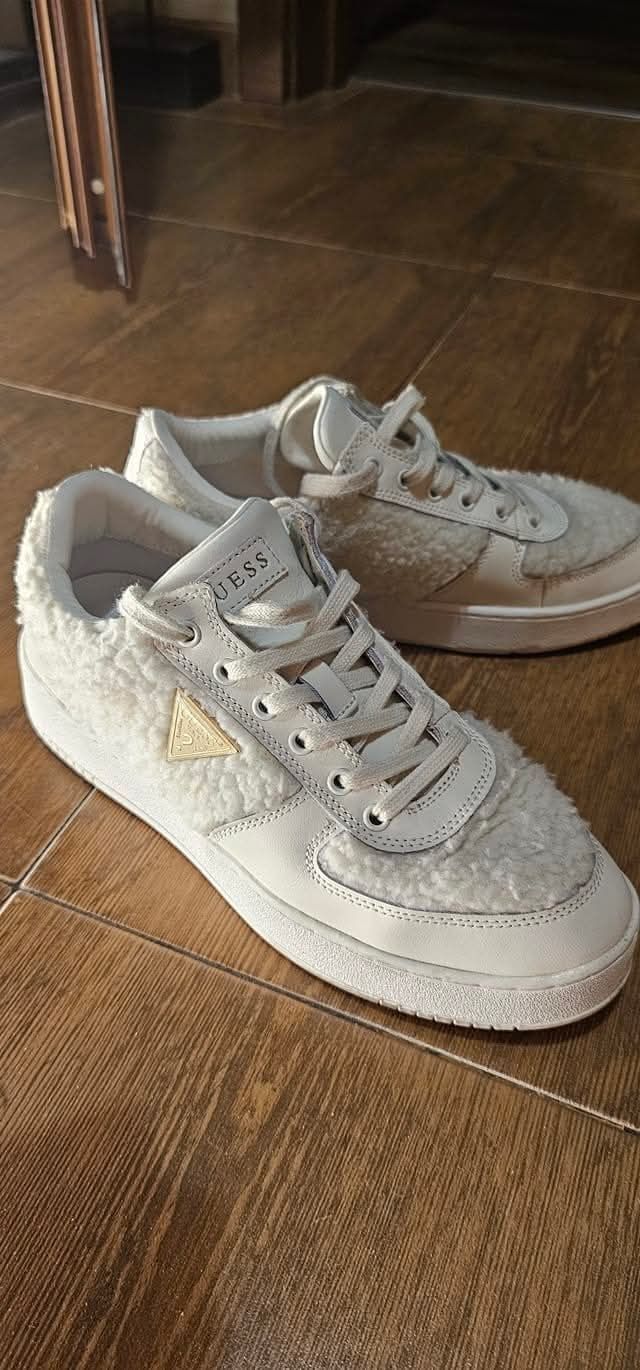 Кецове  на марката Guess