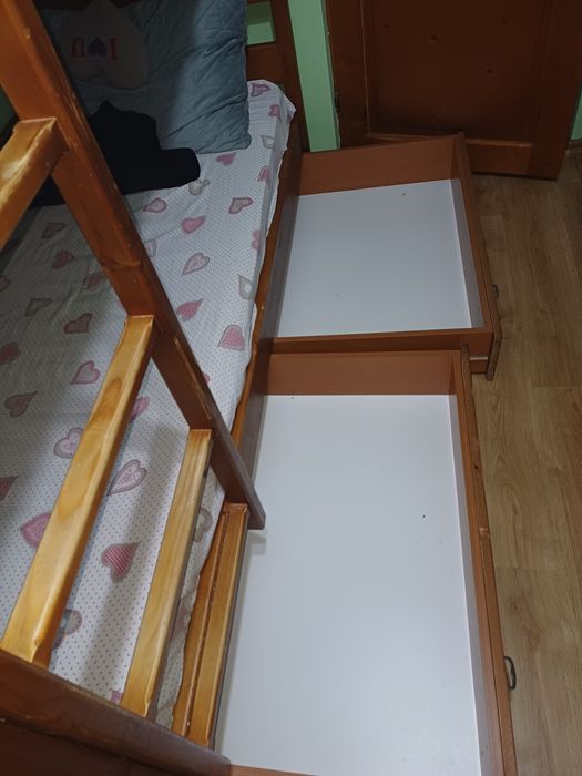 Vând pat suprapus lemn masiv