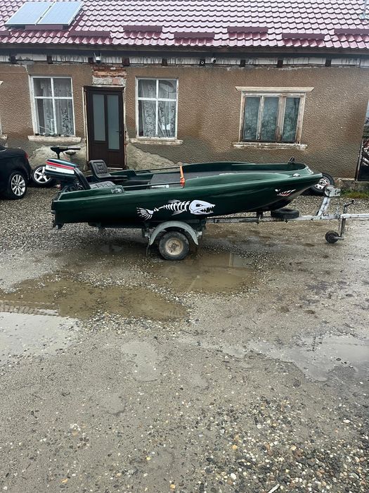 Vand barca de spining pret 5500 euro