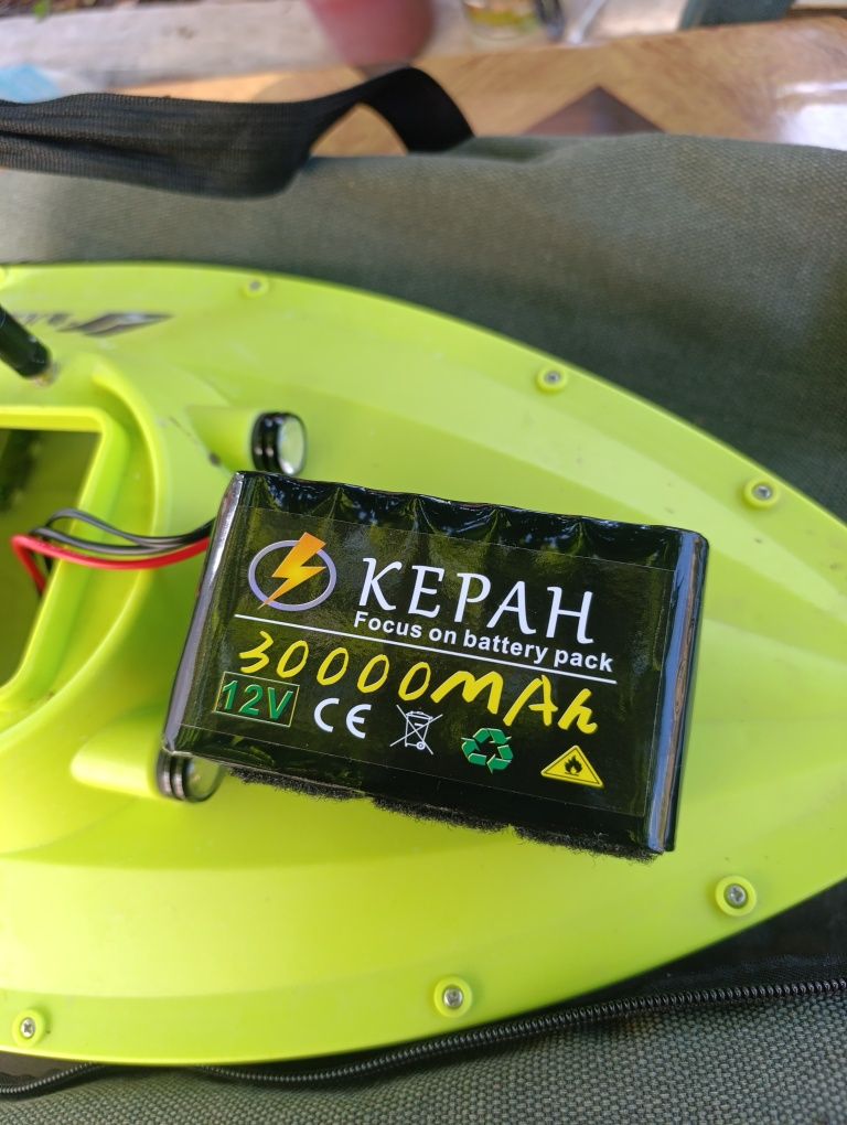 Лодка за захранка с GPS 5 x 8 точки , 3 до 5 метра/секунда !
