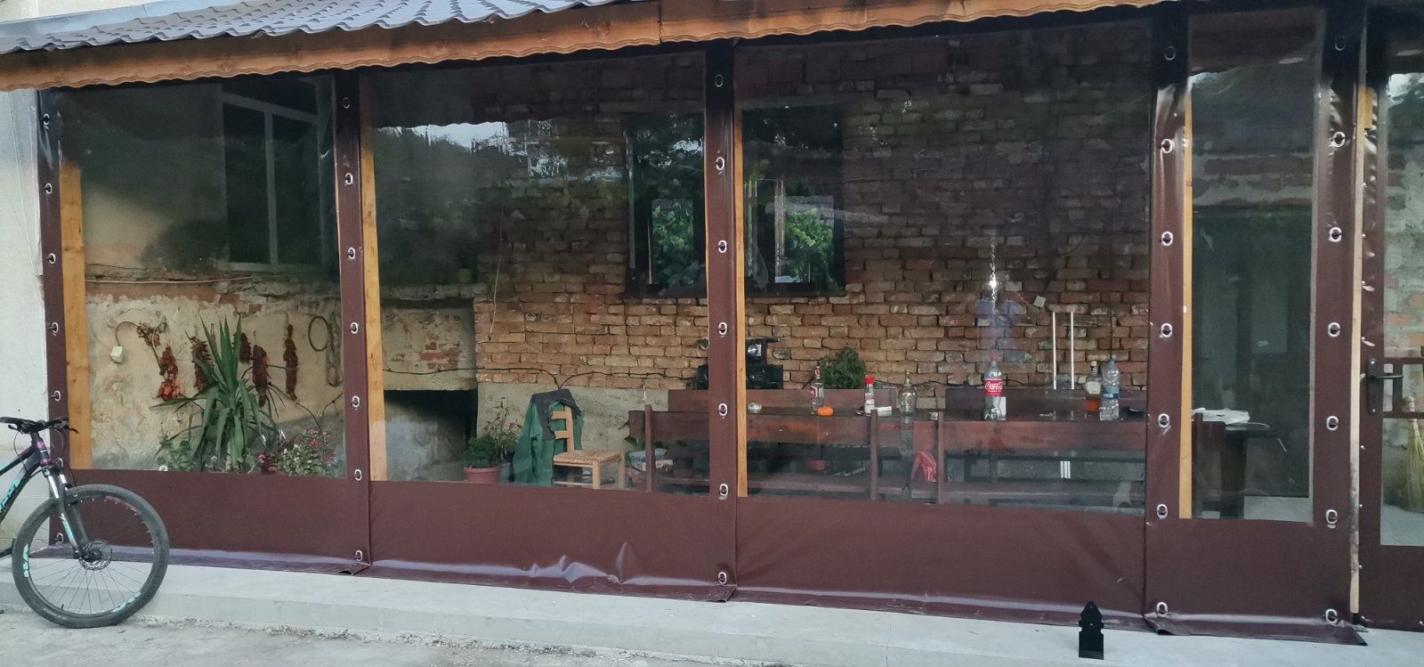 Изработка и монтаж на ветроупорни завеси