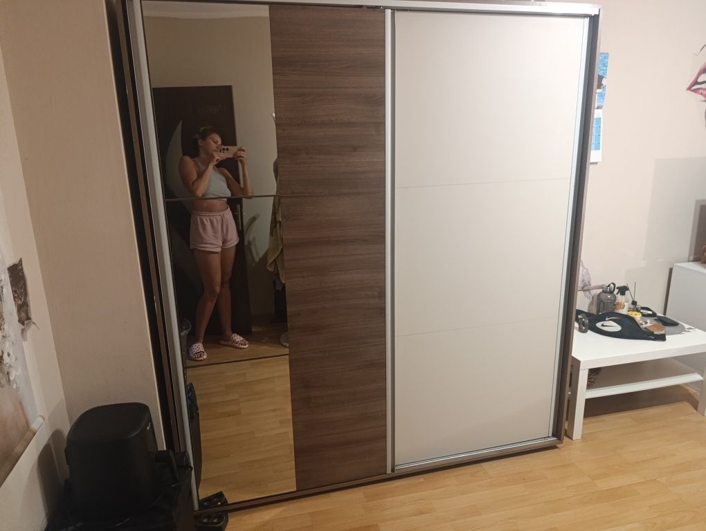 Двукрилен гардероб