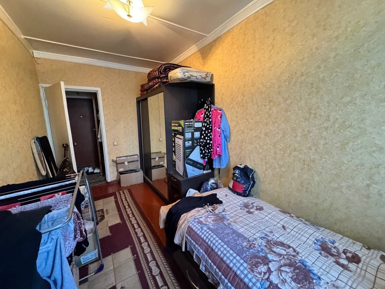 Спутник 2. 3 х ком квартиру в деревянном доме. Огород . У метро КИПЧАК