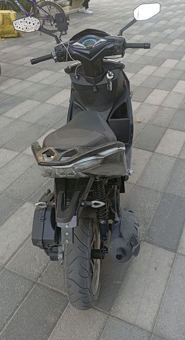 ITALIYA R2 motoskuter sotiladi.
