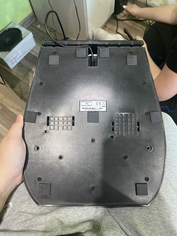 Продавам Волан за playstation 3/4 на марка:THRUSTMASTER T80