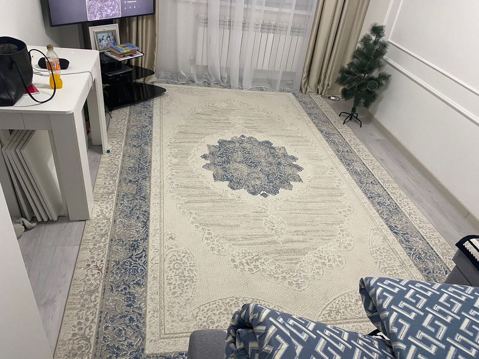 Продам ковер в зал