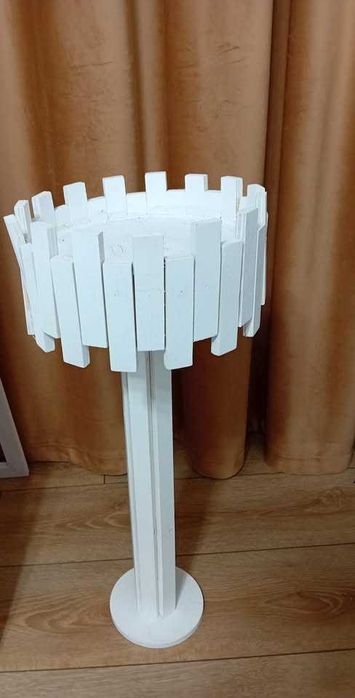 Vand aranjamente florale si suporti pentru evenimente.