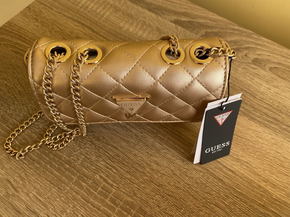 Оригинална нова чантичка Guess