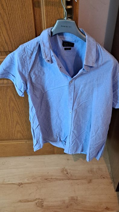 Продавам Официални Мъжки ризи

1. риза л цена 20лв
2.риза цена 40лв 2х