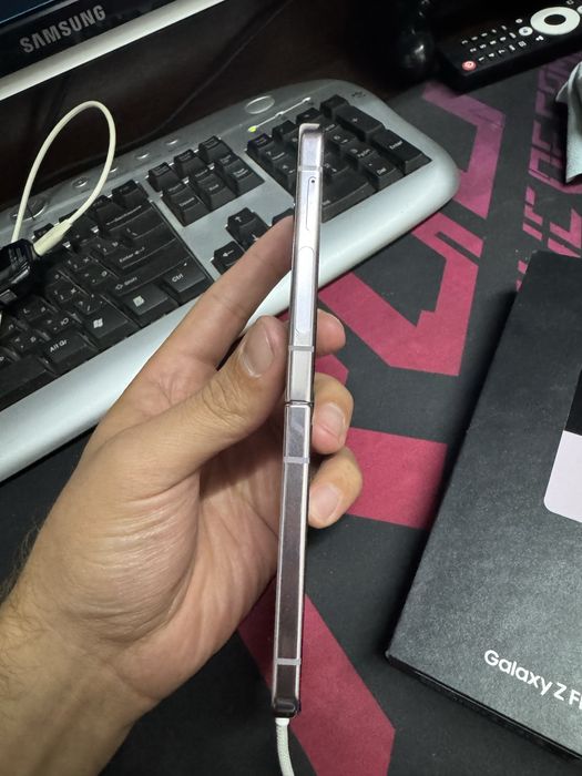 Samsung Galaxy Z Flip5……………