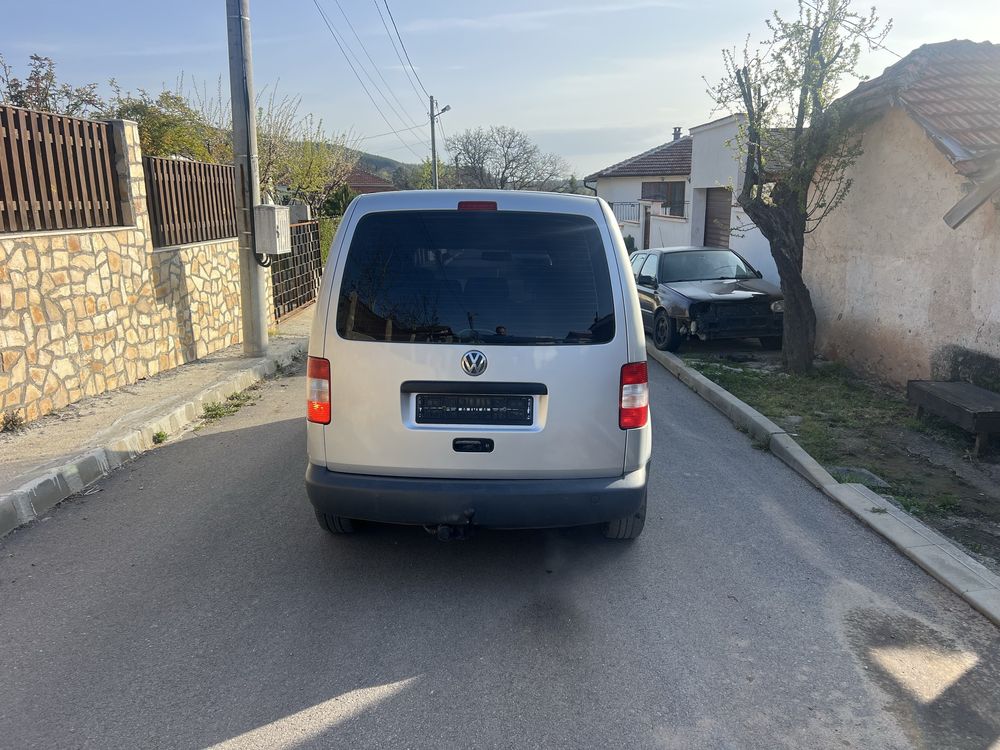 Продавам vw caddy на части 2,0 ecofuel