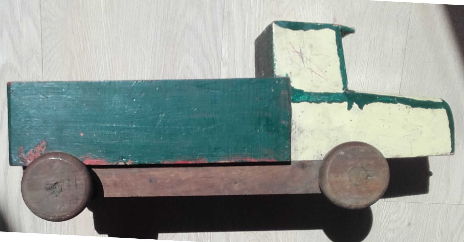 Старо дървено камионче от края на 30-те години на ХХ век