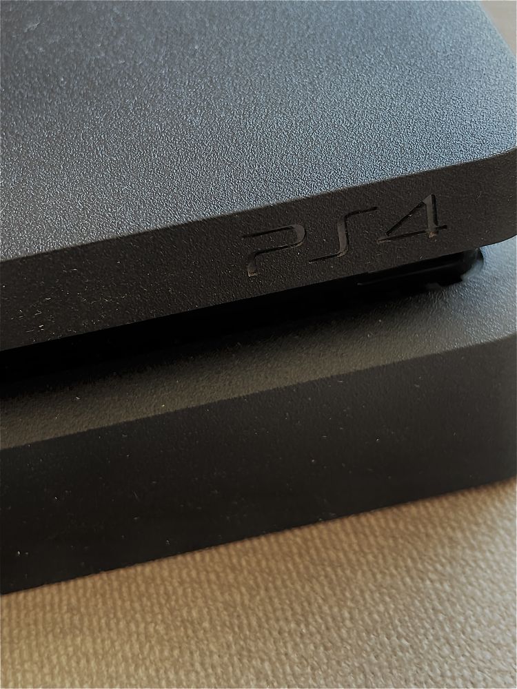 PlayStation 4 Slim / PS4 Slim 1TB с джойстик и четири игри