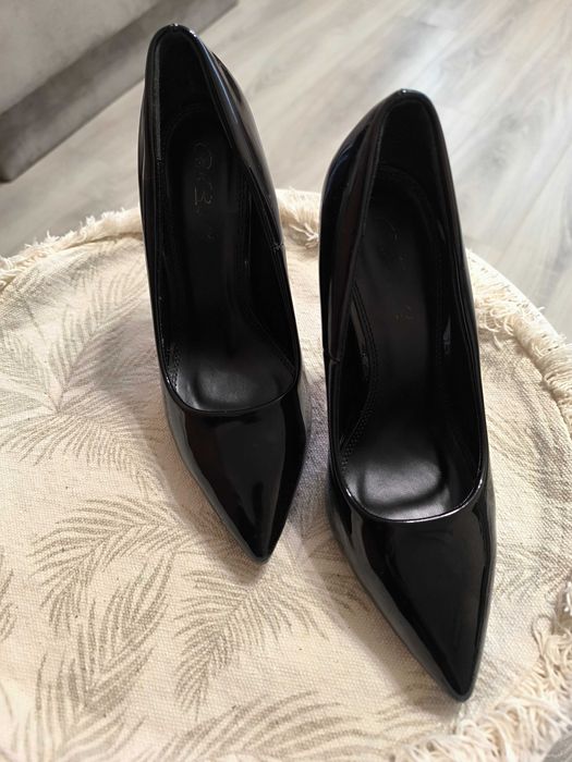 лачени обувки на висок ток