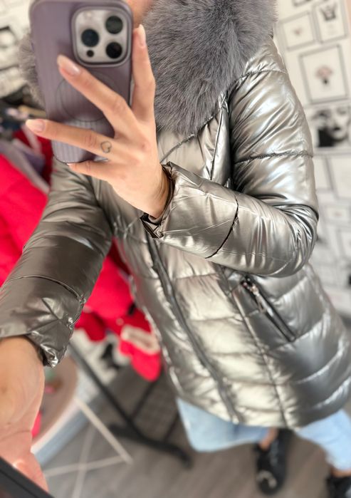 Топло дамско яке с голям пух на качулката