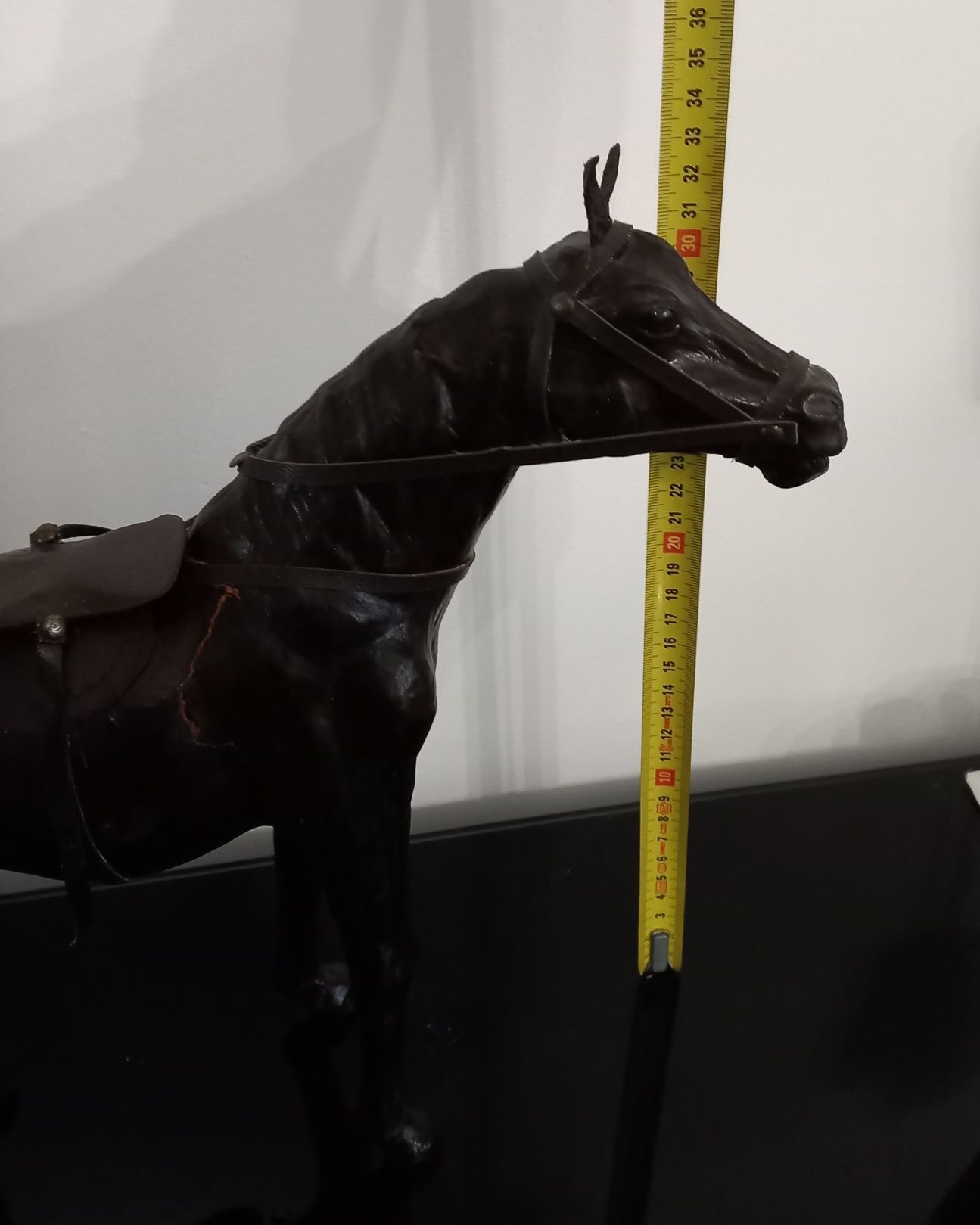 Кожанная мини- скульптура лошадки размер 44х33см