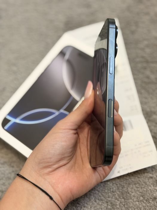 Vand Iphone 16 pro 128gb cu garantie 1 an, impacabil fara zgarieturi