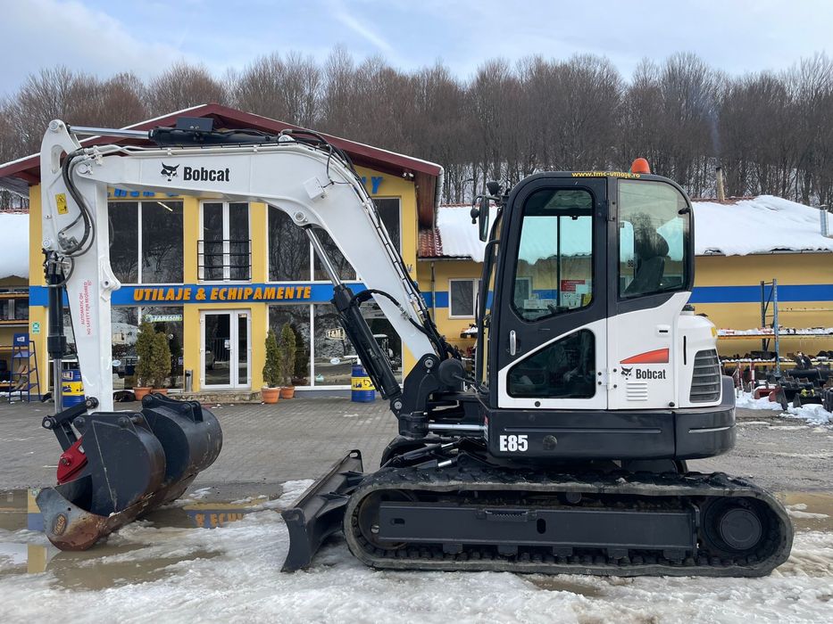 Vand bobcat e85 sau schimb cu buldoexcavator