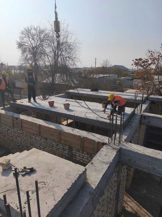 Продаются квартиры и магазины в центре Кагана вдоль дороги.