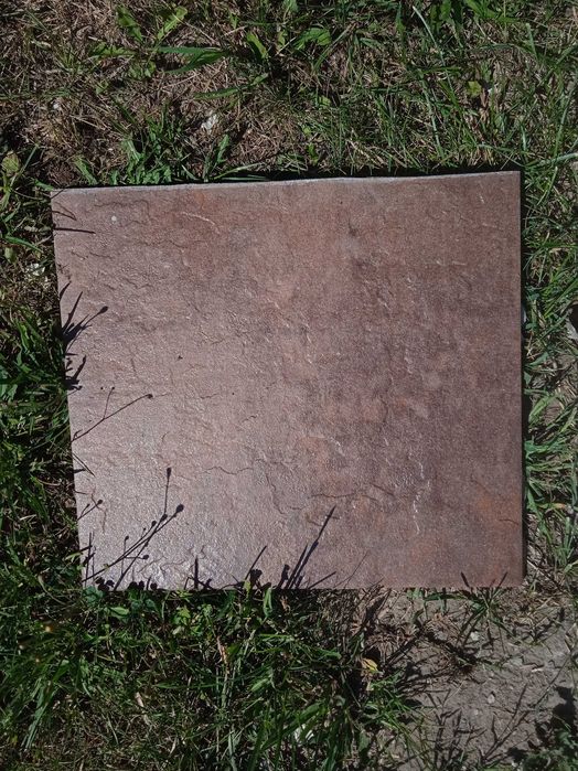 Gresie de exterior culoar maro, scoasă de pe terasa