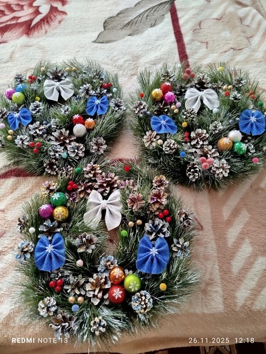 Новогодние, праздничные венки на  двери