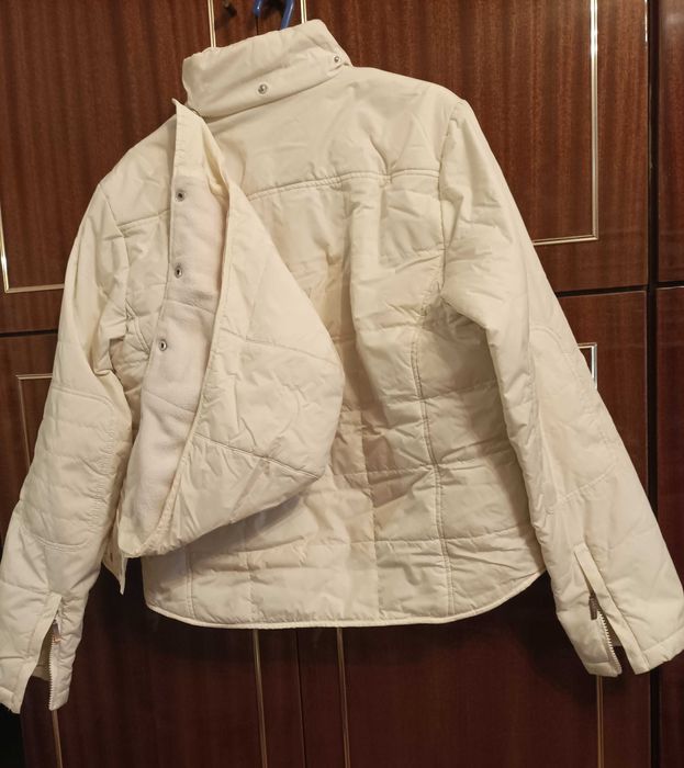 Дамско бяло яке с ципове и подвижна качулка