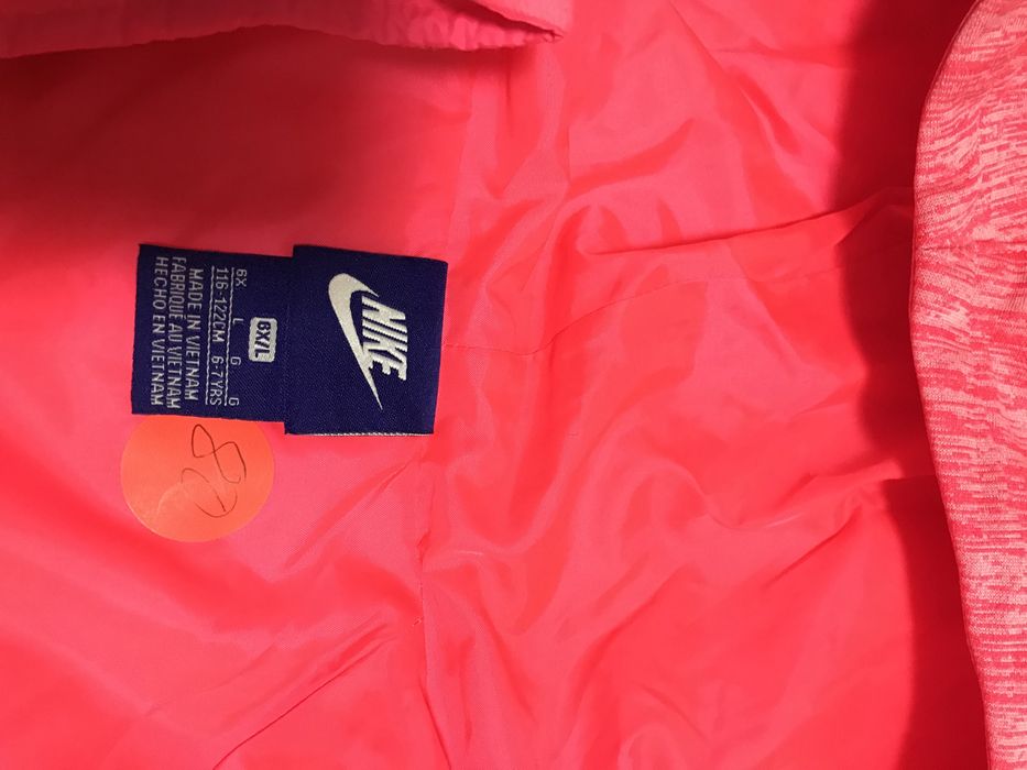 Продавам яке за момче NIKE