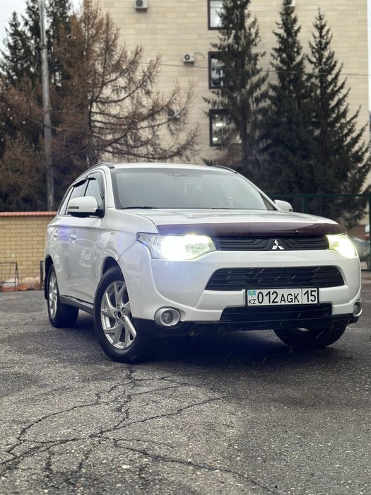 Mitsubishi Outlander! Обьем - 2.4! Полный привод!  Кроссовер