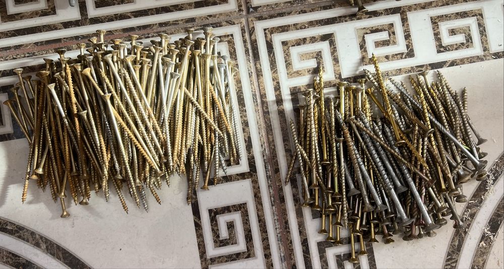 Vand suruburi pentru constructi