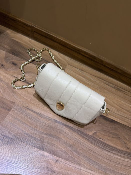 Малка бяла чанта през рамо