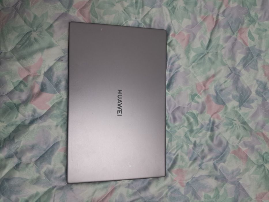 Vind trei laptop la un preț  convenabil