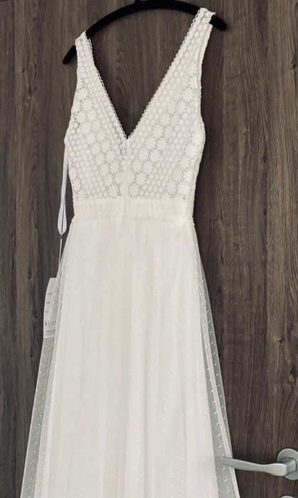 Vând Rochie de Mireasă. Finuță,simpluță și delicată.